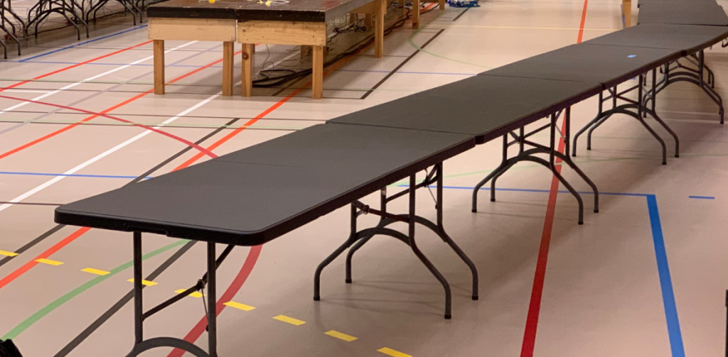 Svarte sammenleggbare bord leid ut til arrangement